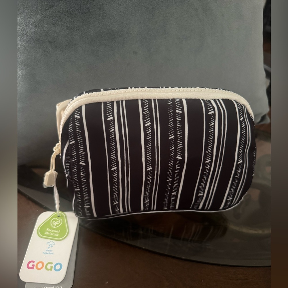 GOGO Black and White Striped free hand bag